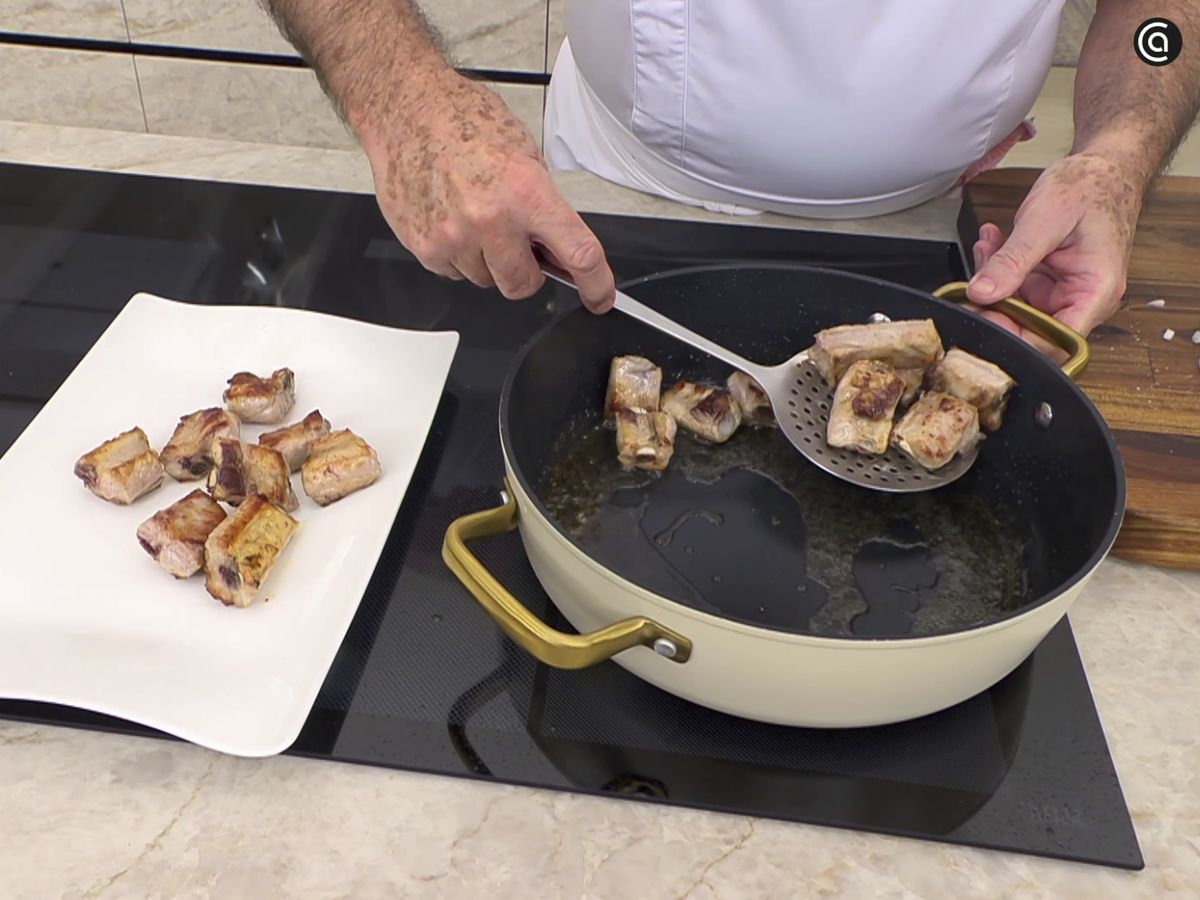 Dora la costilla sazonada al gusto
