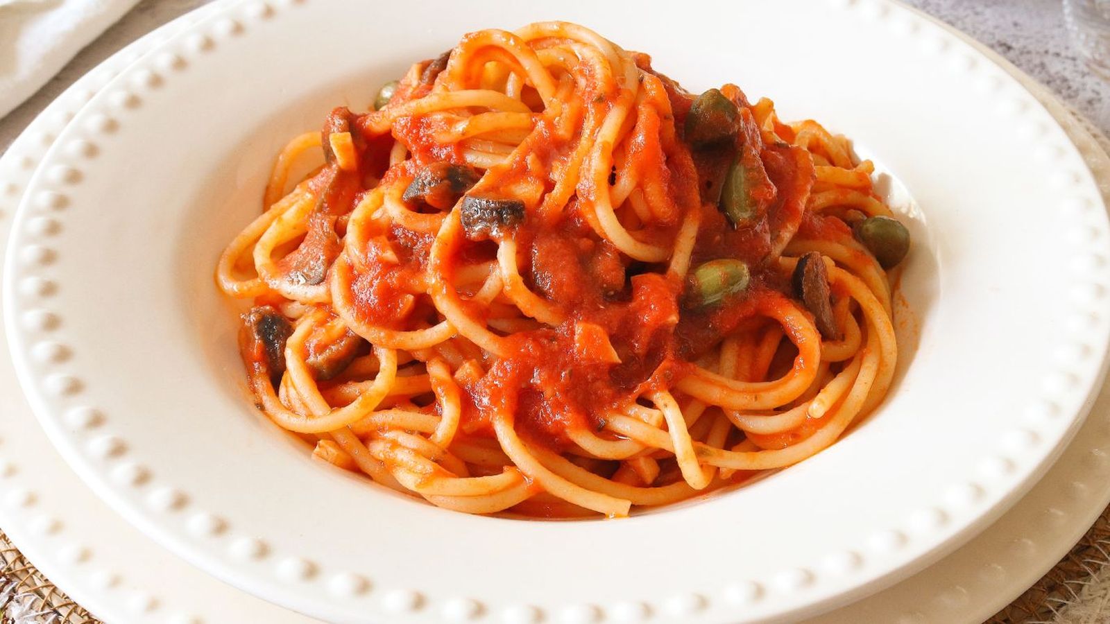 Espaguetis a la putanesca con la receta italiana Espaguetis a la putanesca con la receta italiana