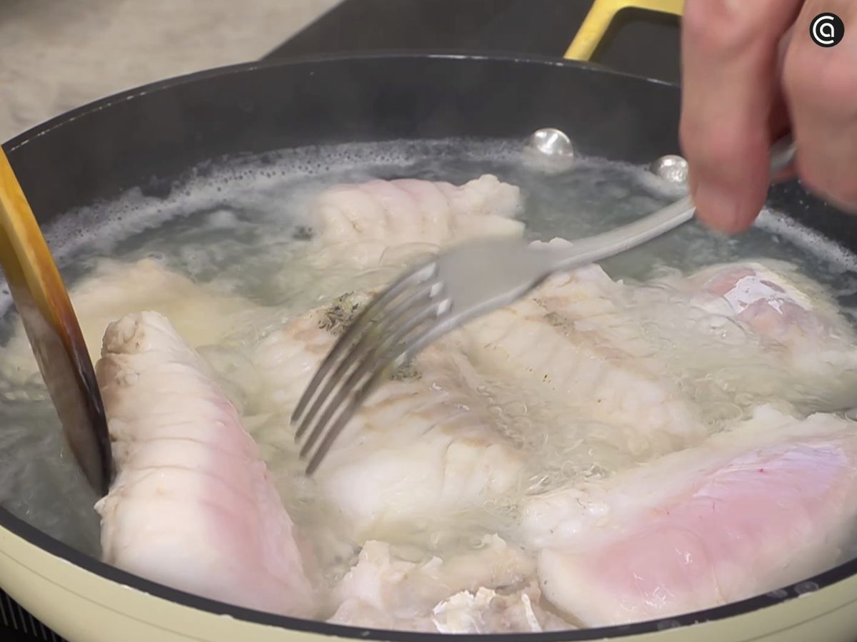 Cocina la merluza con un poco de caldo