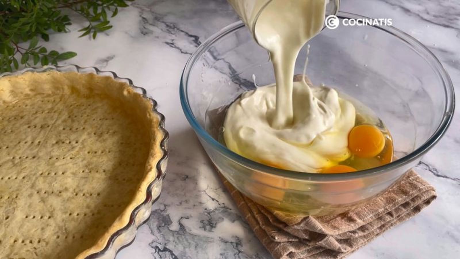 Mezclamos la nata con los huevos Mezclamos la nata con los huevos