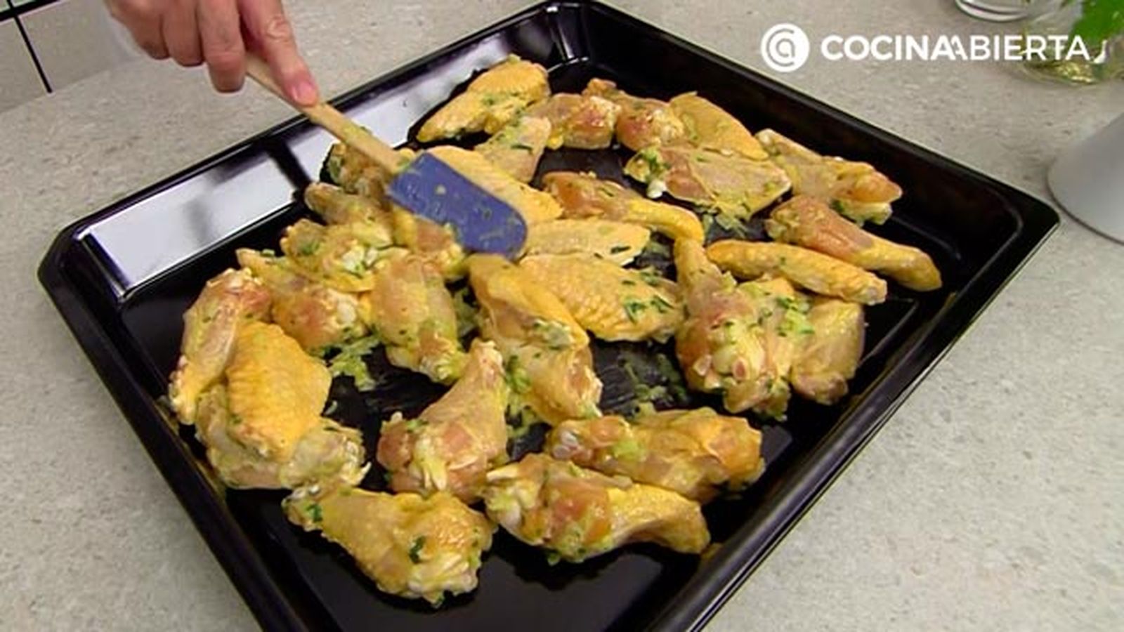 receta alitas de pollo crujientes al horno receta karlos arguinano karl68000321 paso3 receta alitas de pollo crujientes al horno receta karlos arguinano karl68000321 paso3