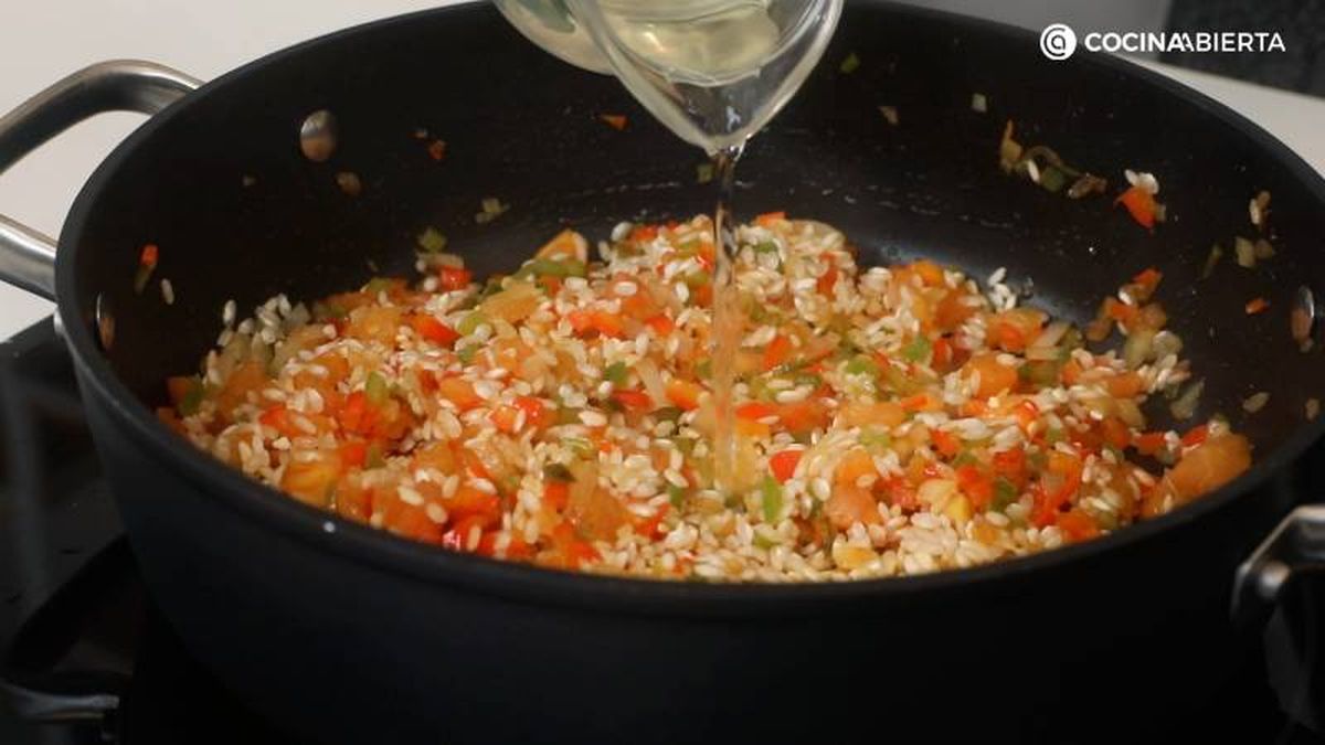 Sofríe las hortalizas, añade el arroz, el vino, el caldo y cocina 20 minutos