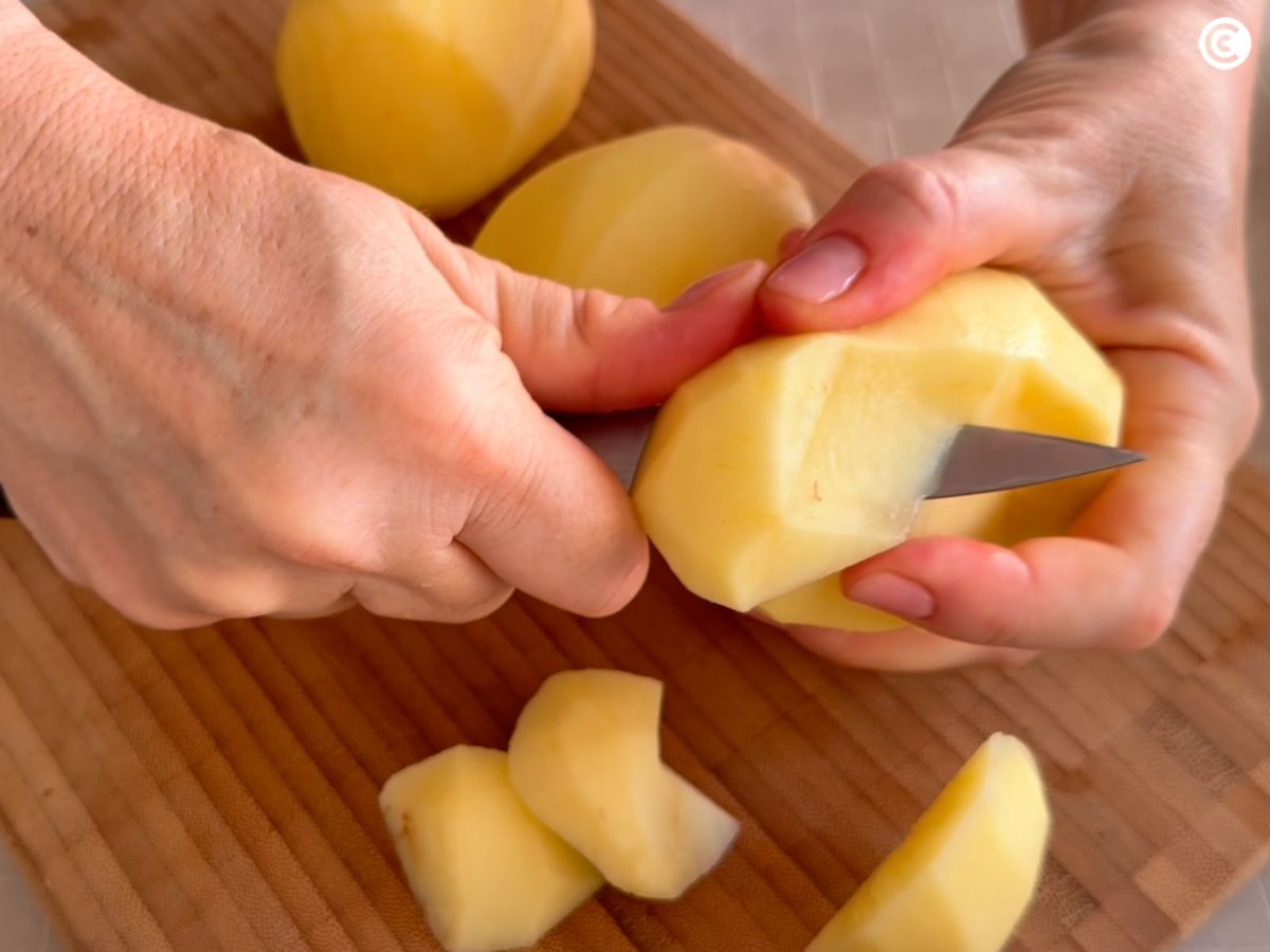 Pela y chasca las patatas
