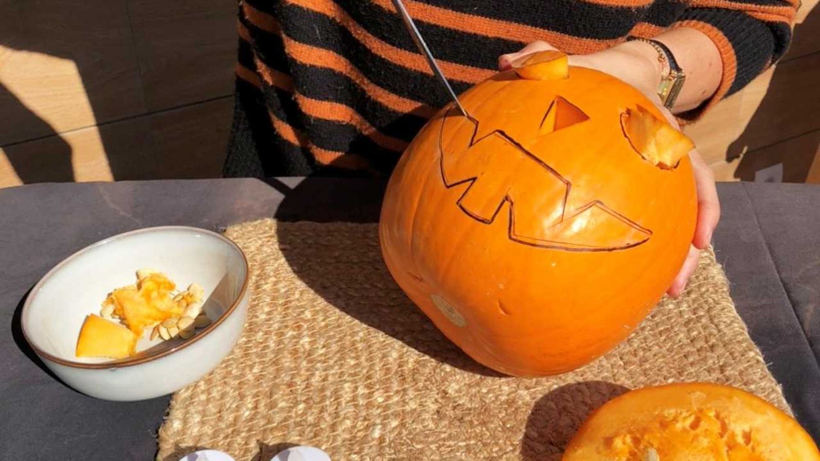 Tallar calabazas en Halloween, una tradición divertida para hacer en casa