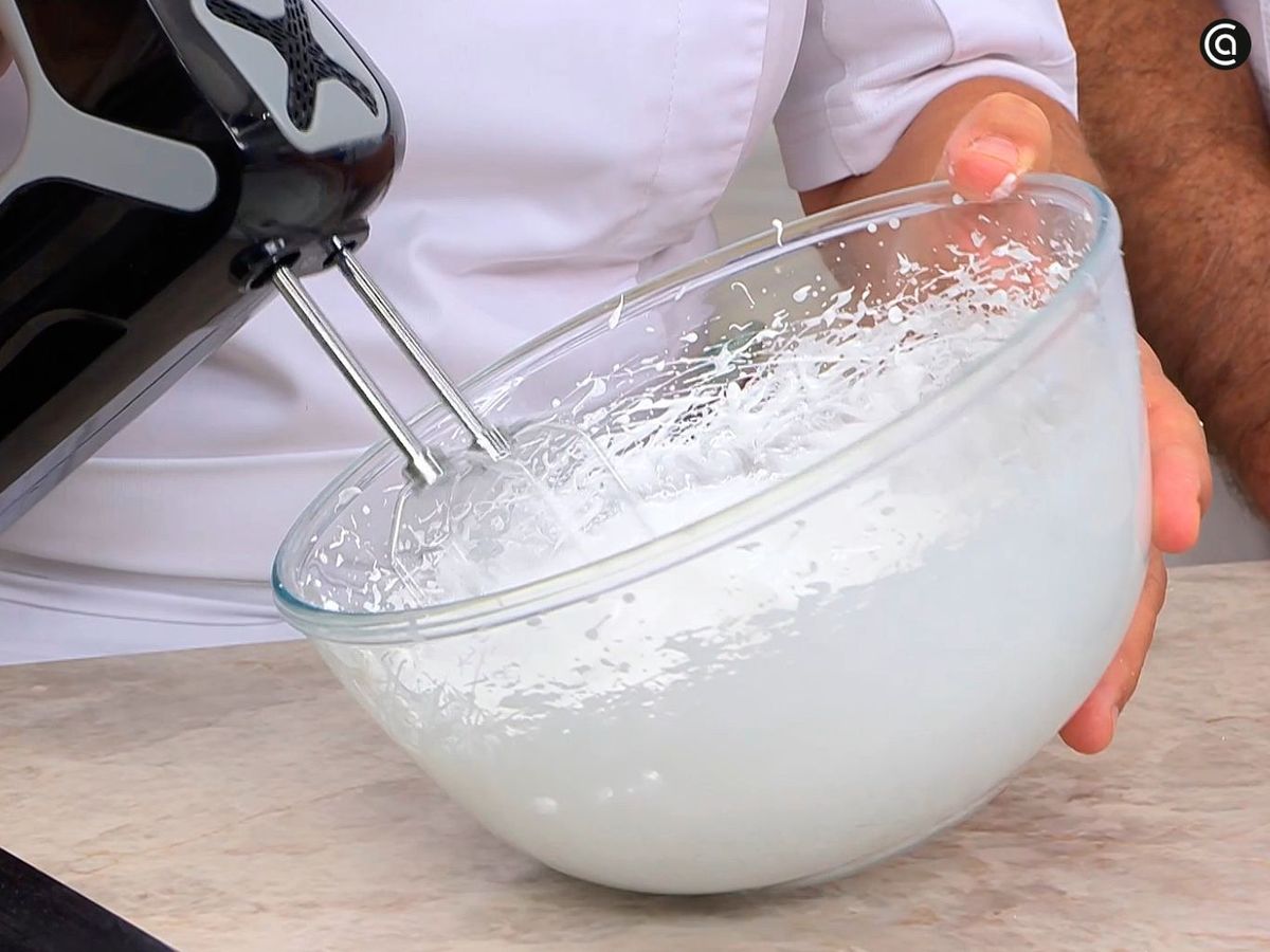 Montar el merengue para decorar la tarta 3 leches