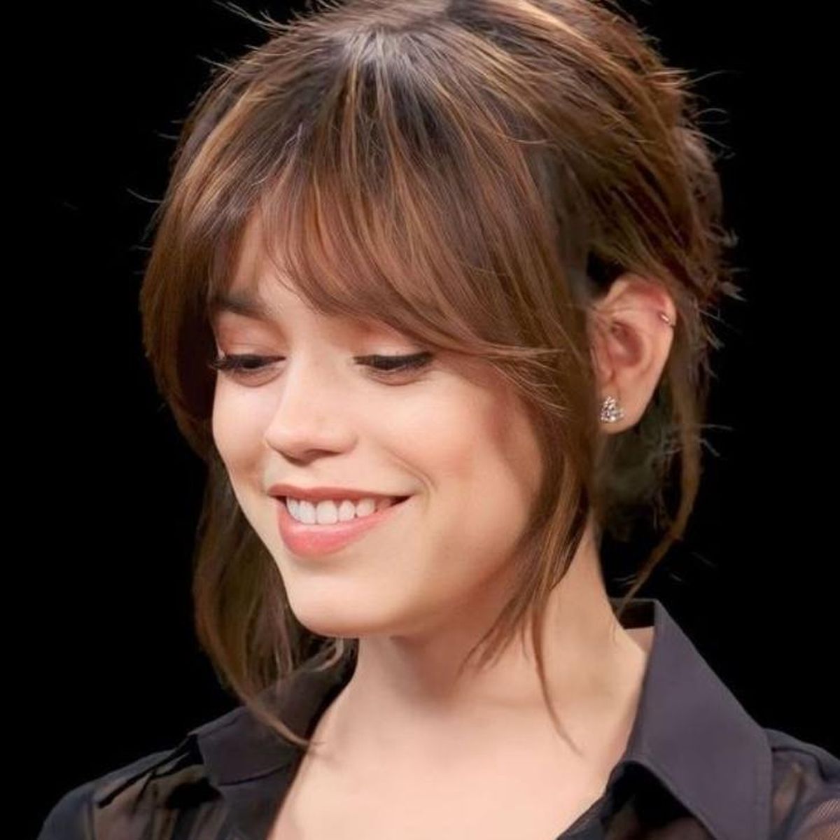 Jenna Ortega luce con flequillo cortina largo y ligeramente abierto