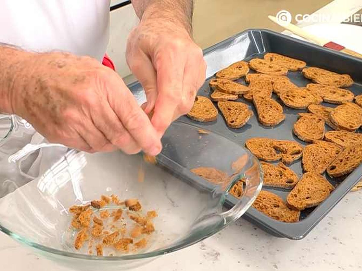 Trocea el pan tostado