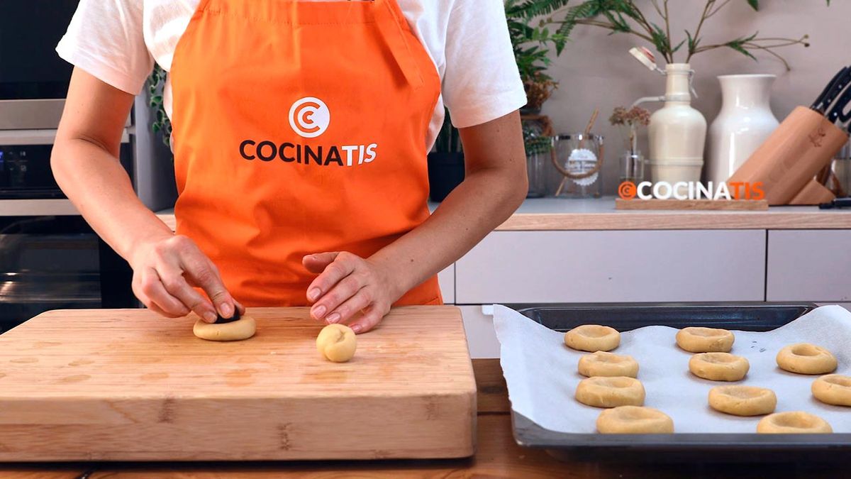 Receta de galletas araña para Halloween  paso 3