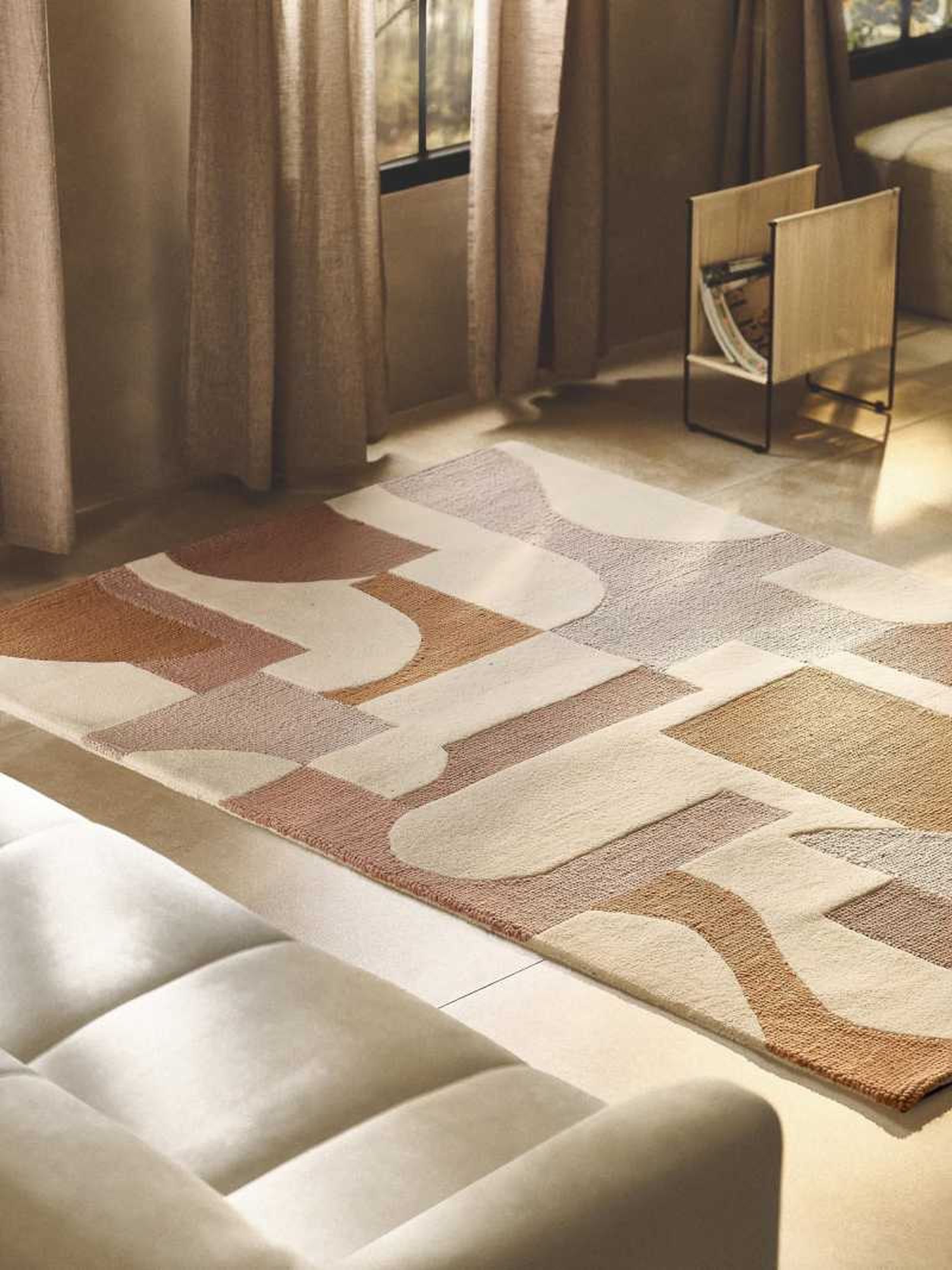 Alfombra de salón con estampado geométrico del color del año 2025. Alfombra de salón con estampado geométrico del color del año 2025.