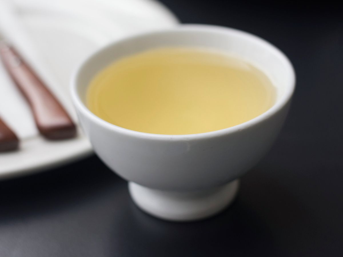 El vino Ribeiro, fiel compañero del pulpo, se sirve en taza de barro siguiendo la tradición gallega.