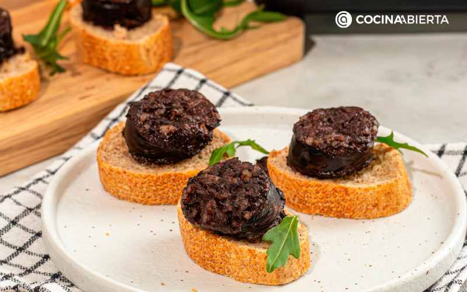 Sirve la morcilla sobre rebanadas de pan Sirve la morcilla sobre rebanadas de pan