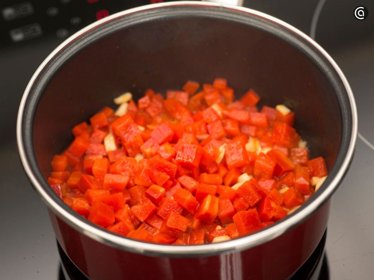 Pocha el ajo y el pimiento, tritura y reserva la salsa
