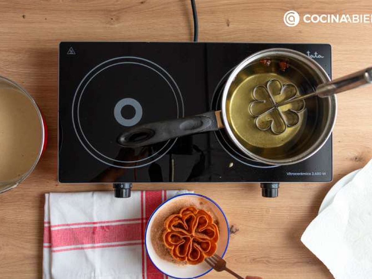 Reboza y sirve las flores fritas