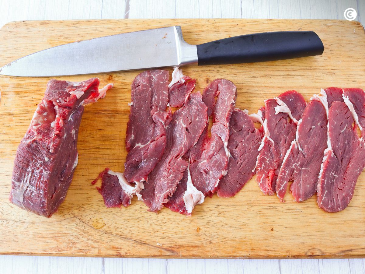 Corta la carne en láminas finas