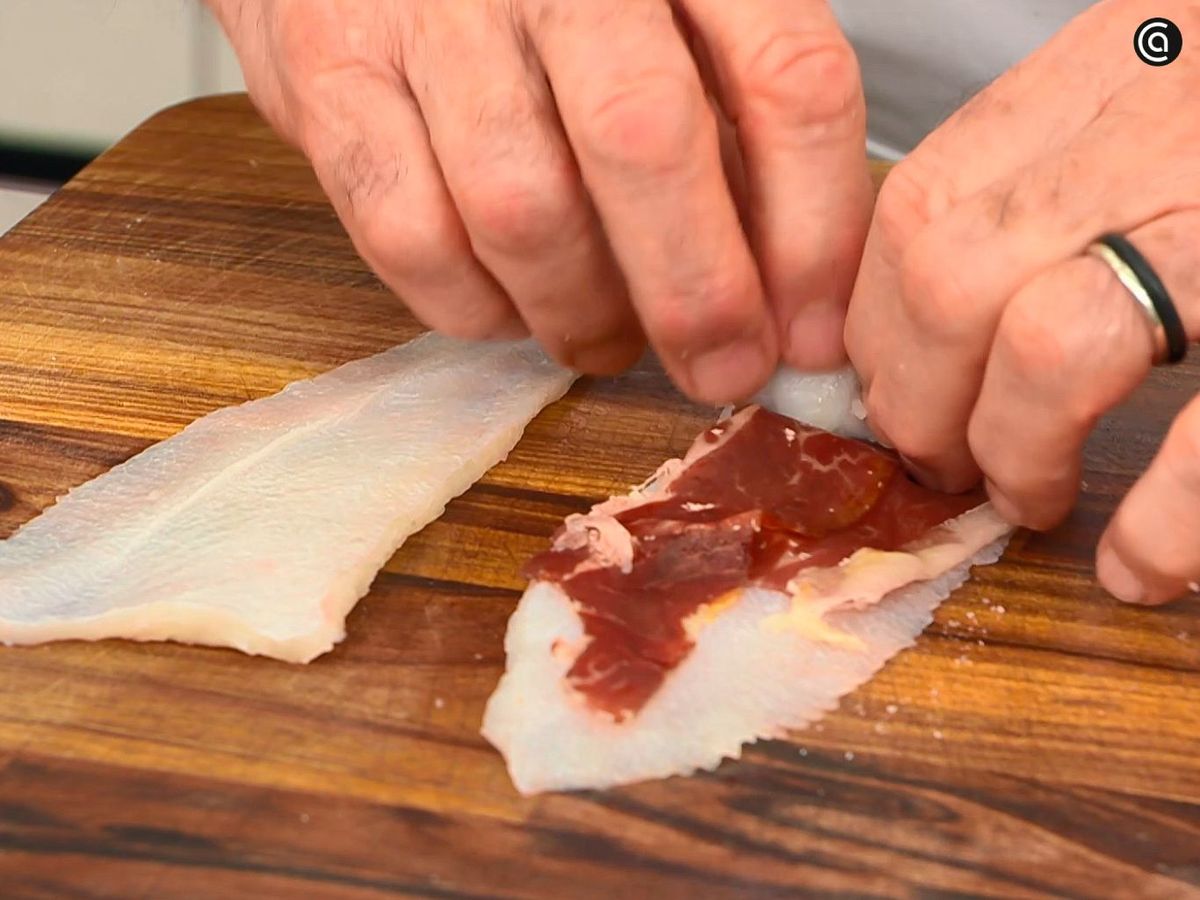 Prepara las popietas con los filetes de gallo rellenándolos con el jamón