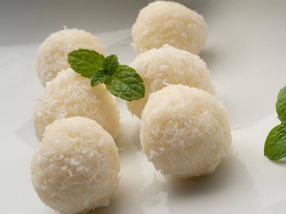 Bolitas dulces hechas solo con coco rallado y leche condensada.