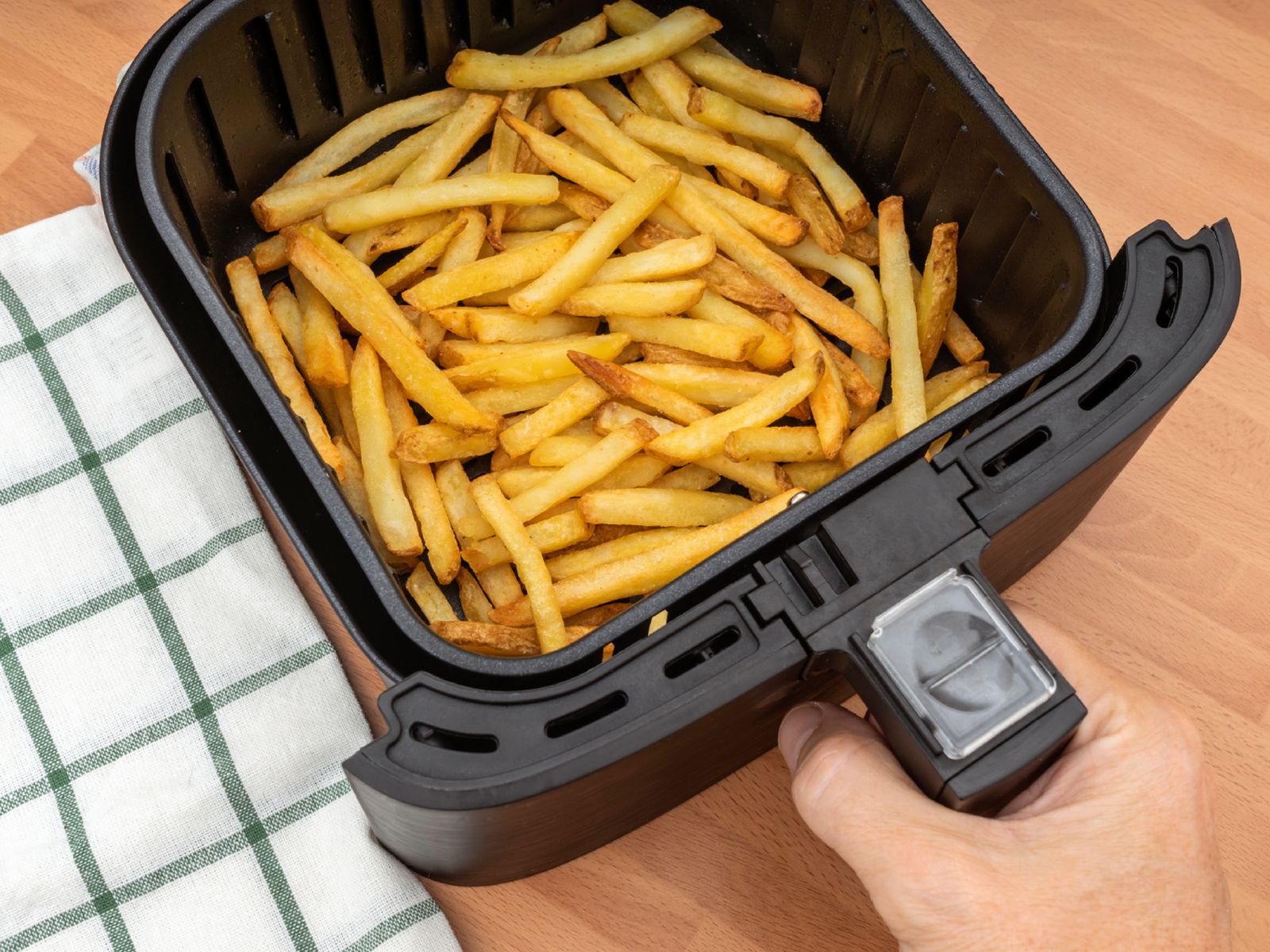 Patatas recién hechas en freidora de aire: el dorado no debe ser demasiado oscuro para evitar la acrilamida.