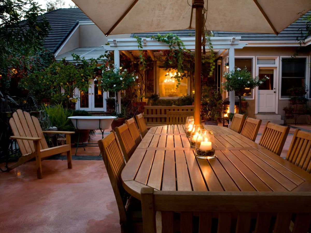 Terraza con muebles de exterior de madera.