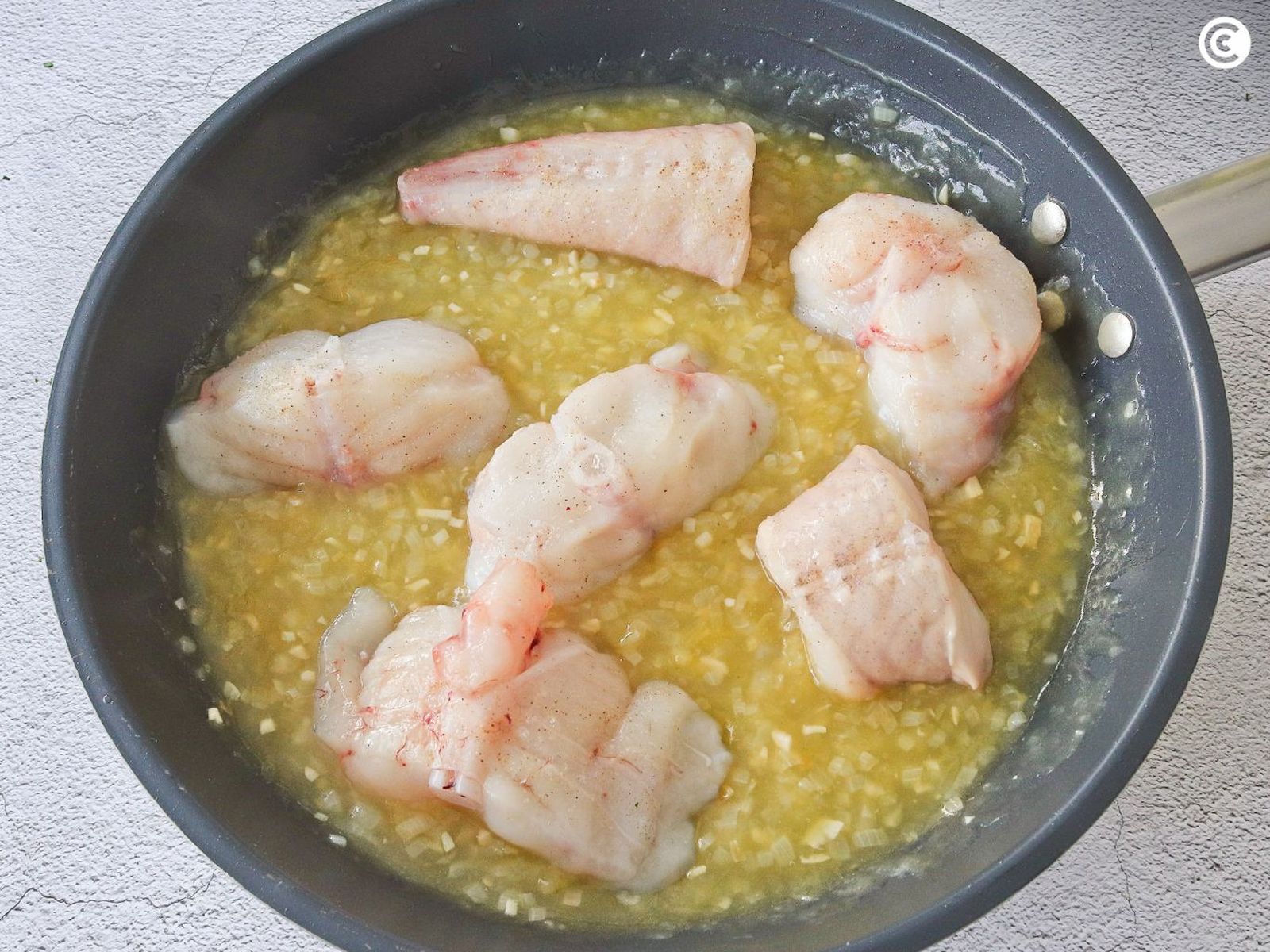 Cocinar el rape en la salsa verde