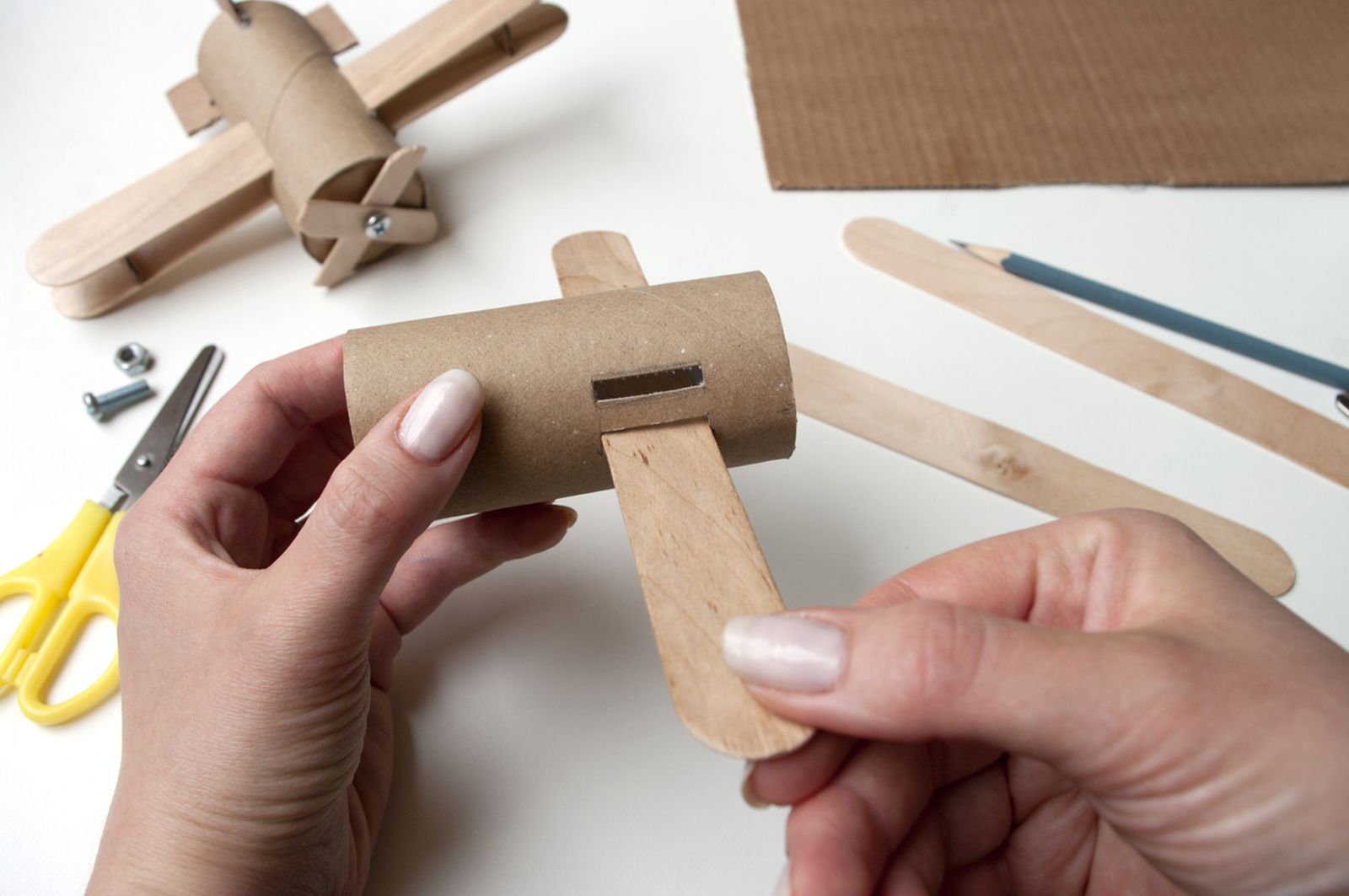 como hacer avion carton papel higienico y palos de polo paso 3 como hacer avion carton papel higienico y palos de polo paso 3