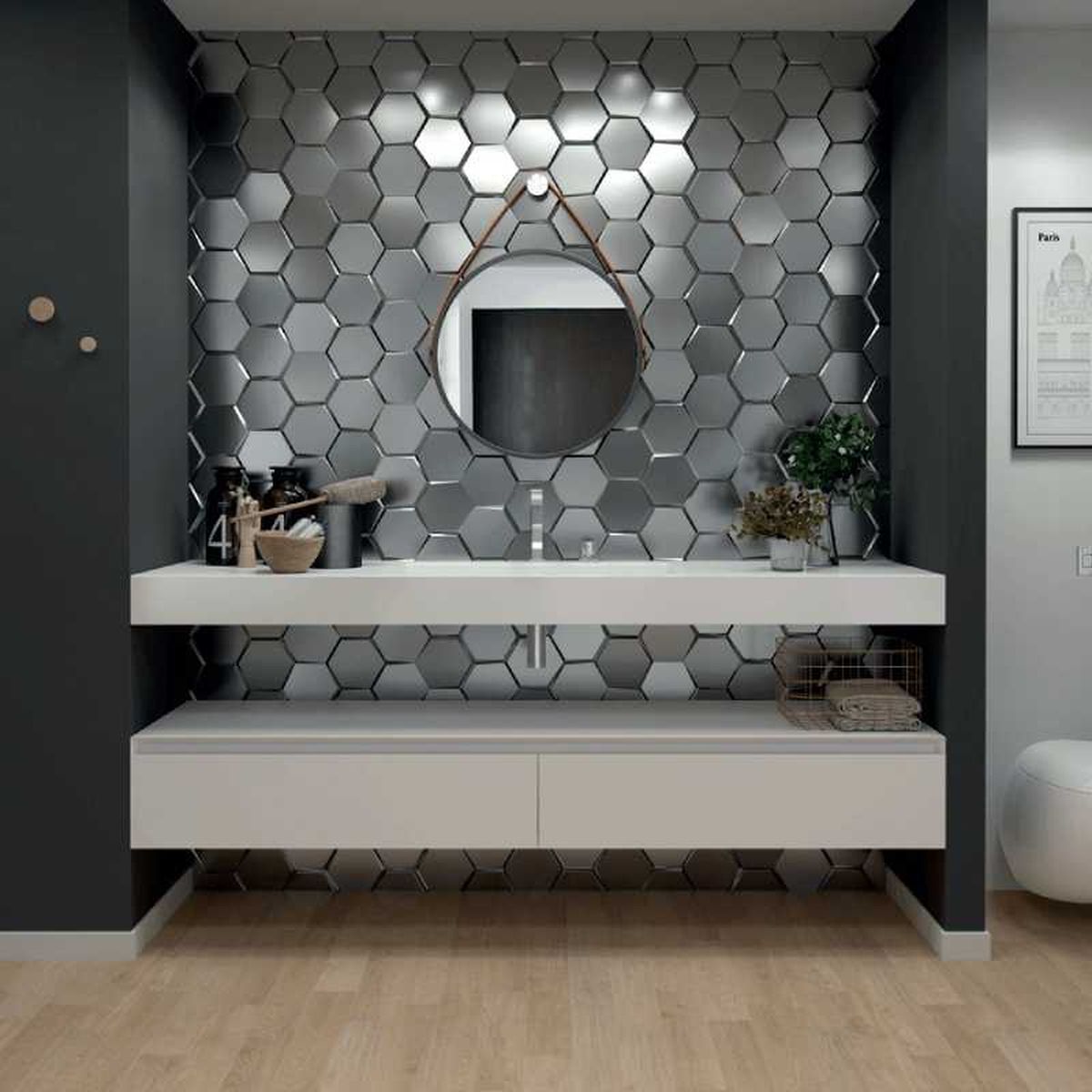 Baño con pared con acabado metálico.