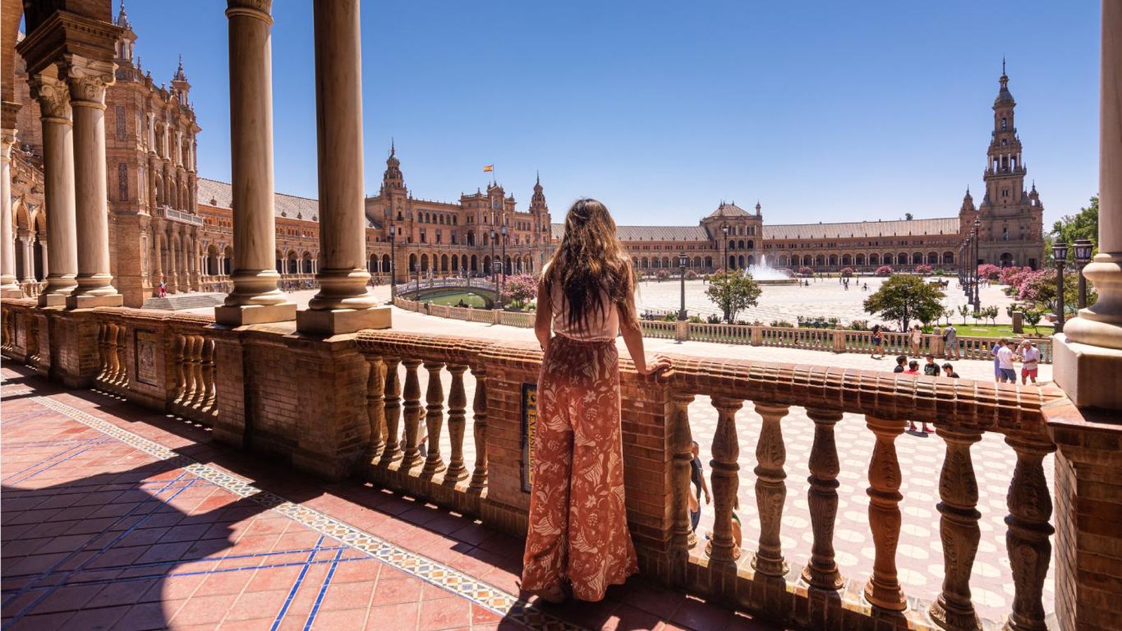 Mujer frente a la Plaza de España de Sevilla (Andalucía).