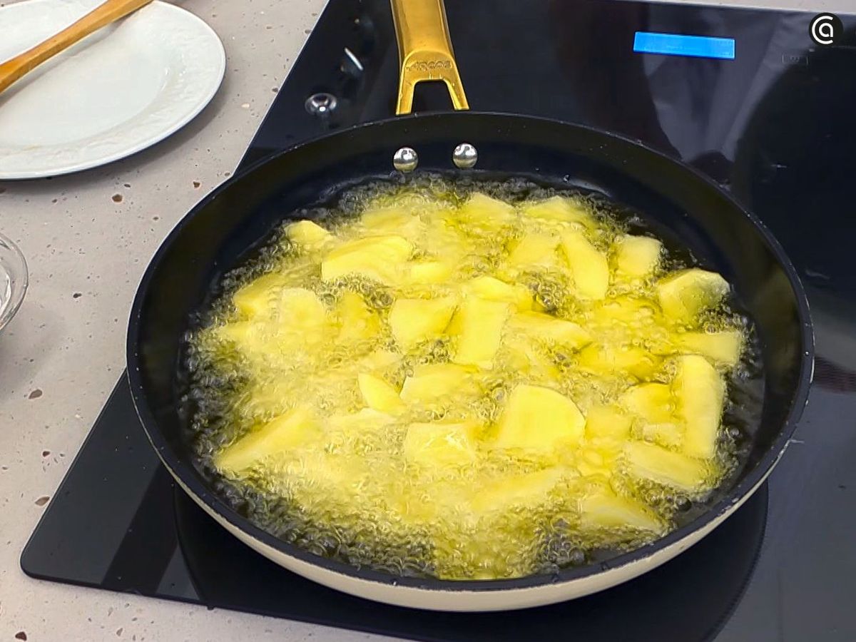 Fríe las patatas para acompañar el bacalao en salsa de pimientos
