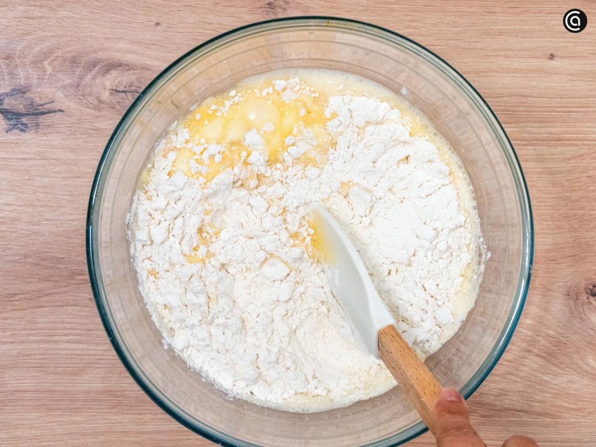 Agrega la harina y mezcla bien