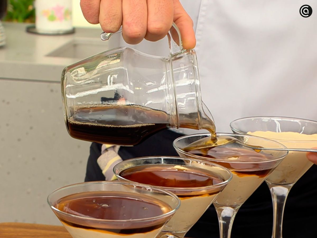 Vierte la gelatina de cubalibre sobre la mousse de foie y lleva las copas a la nevera