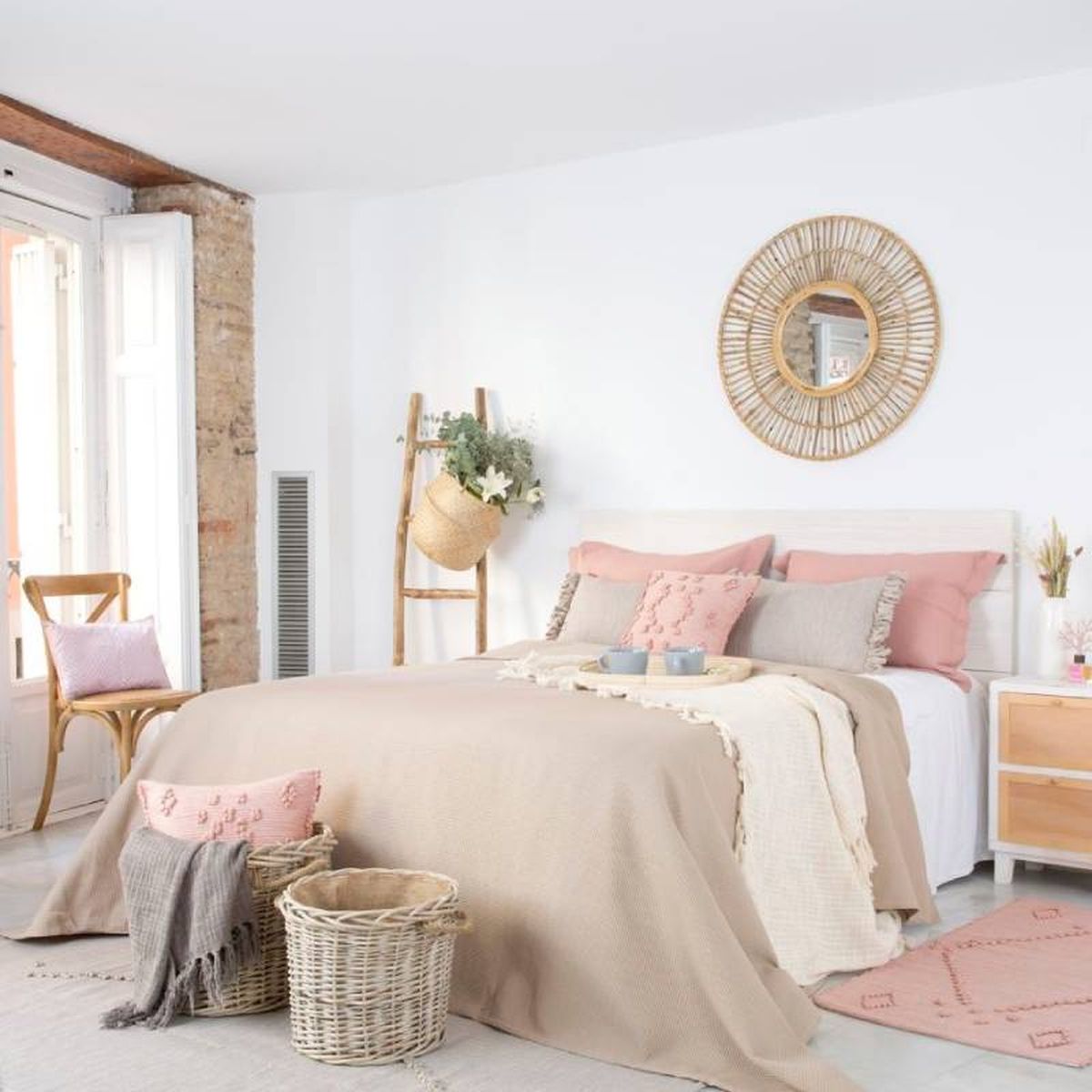 Dormitorio decorado con cestas de fibras naturales.