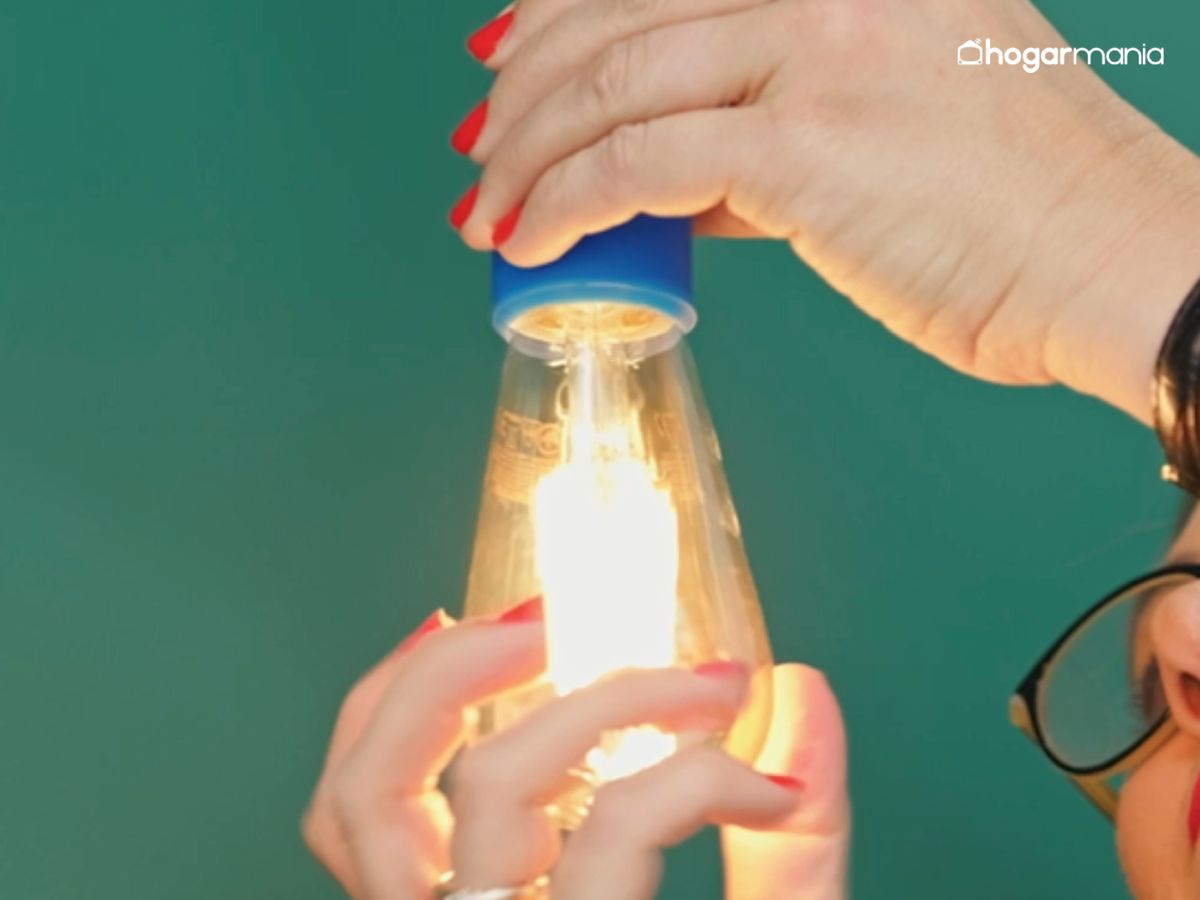 La bombilla se enrosca y la lámpara queda lista para iluminar el espacio.