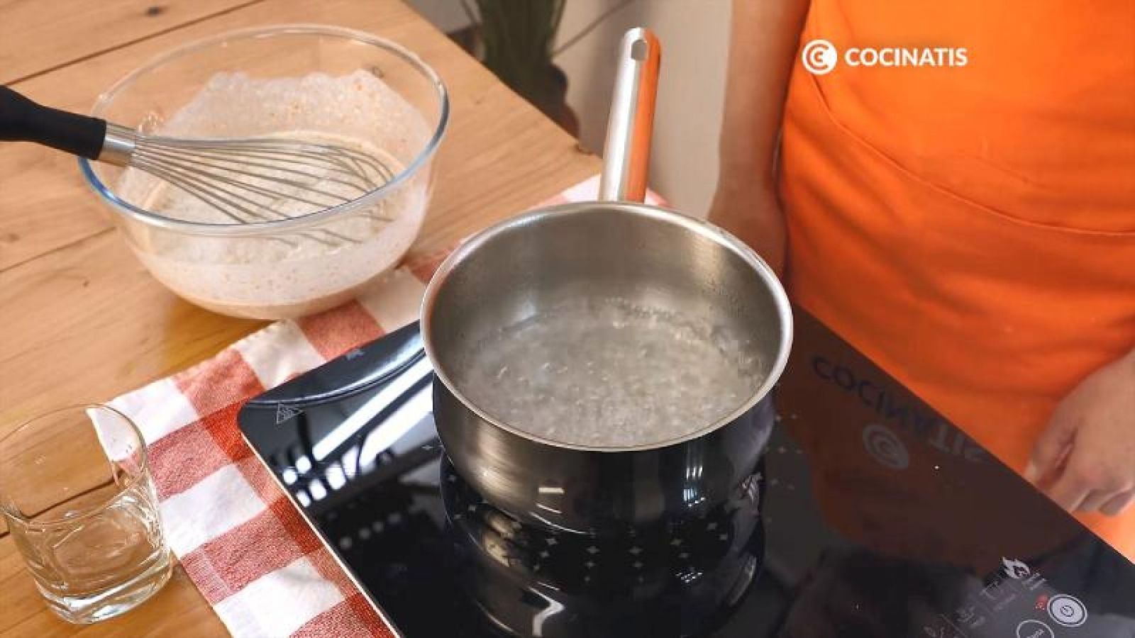 Hierve el agua en un cazo y añade al bol Hierve el agua en un cazo y añade al bol