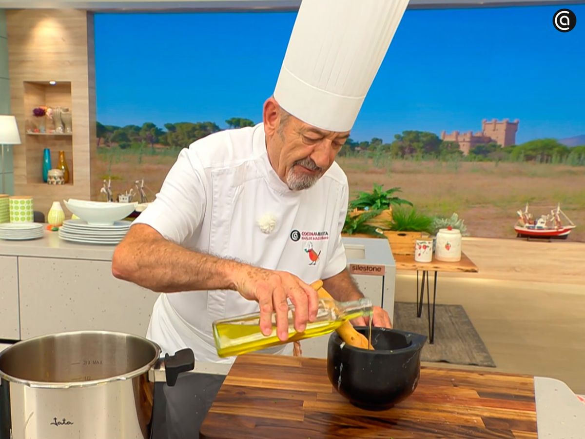 Machaca el perejil con sal y aceite