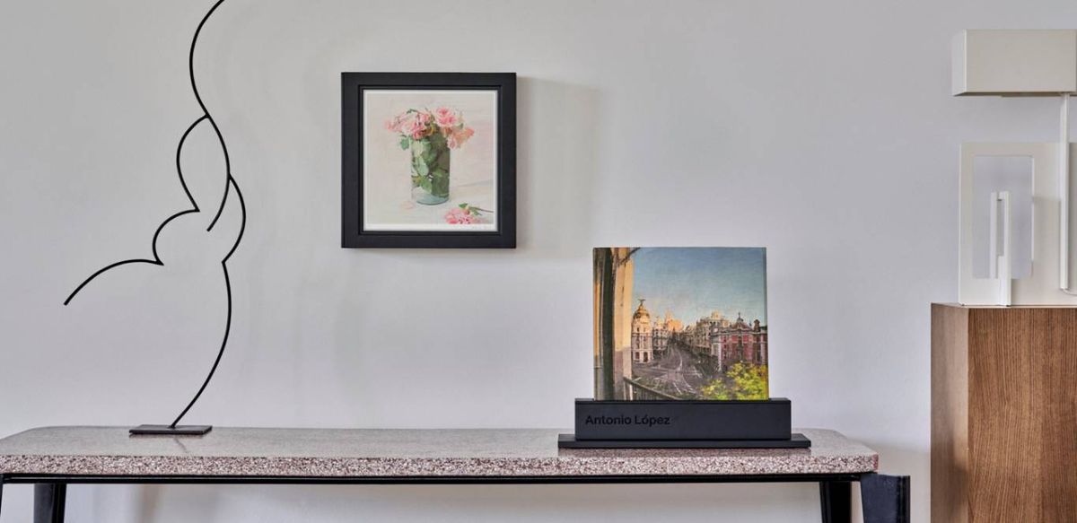 Libro "Paisajes" y lámina "Rosas" de Antonio López.