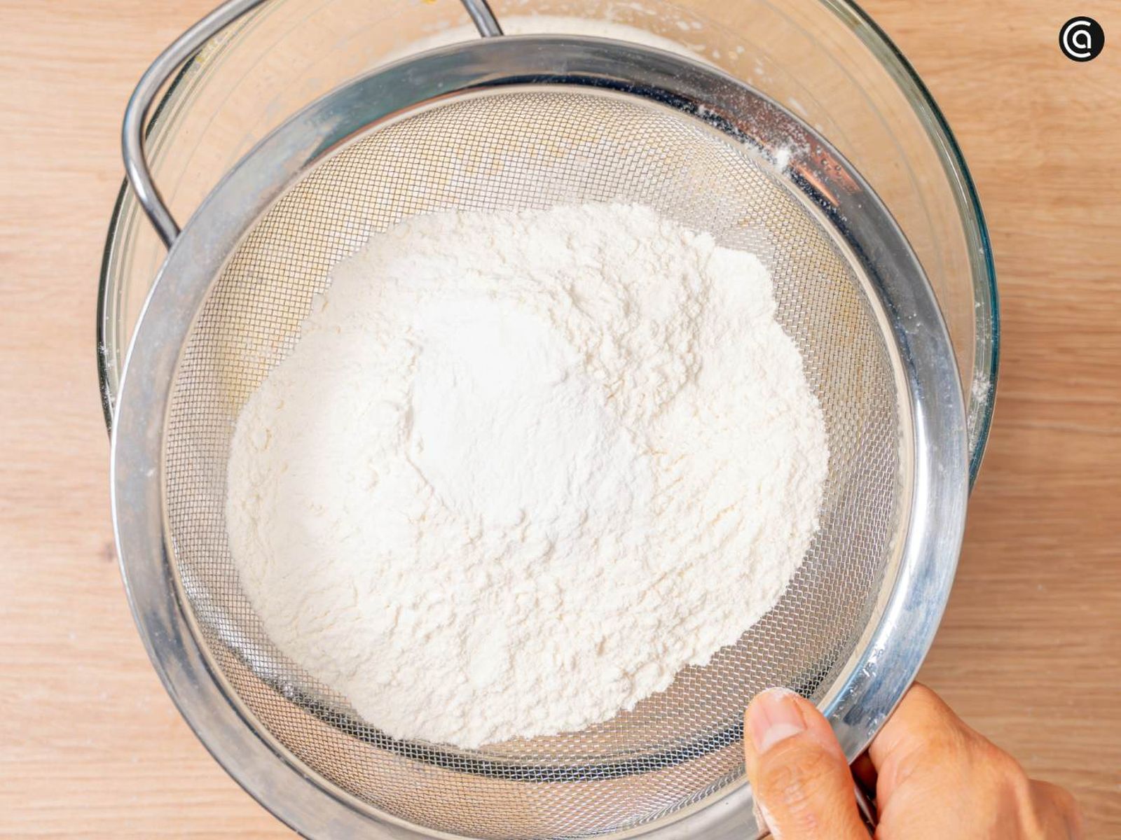 Pasa la harina por un colador y remueve con movimientos suaves