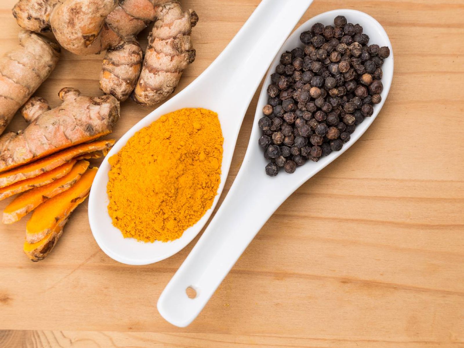 Combinar cúrcuma con pimienta negra aumenta la absorción de sus beneficios digestivos. Combinar cúrcuma con pimienta negra aumenta la absorción de sus beneficios digestivos.