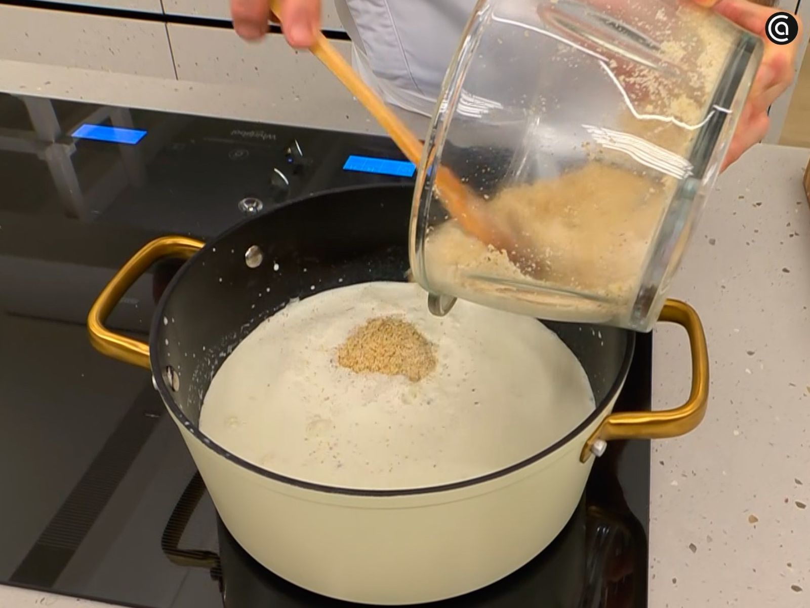 Añade las nueces trituradas con el azúcar y mezcla