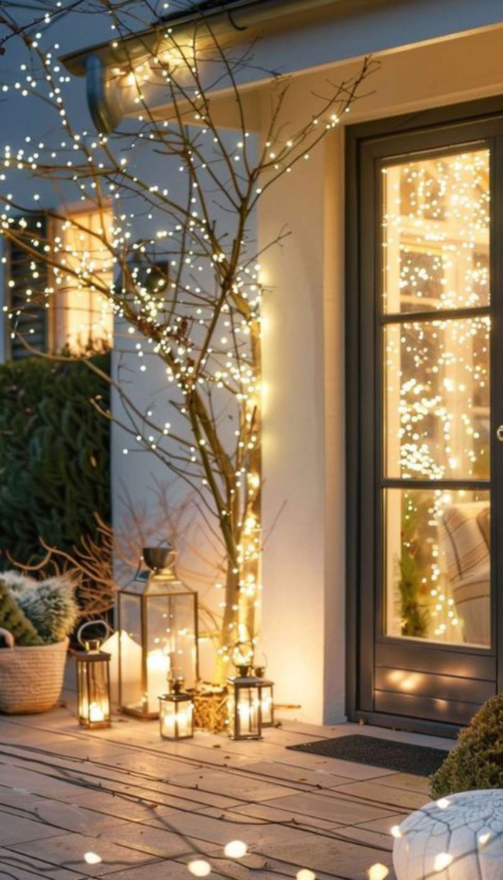 Exterior de casa en Navidad decorado con un farolillo. Exterior de casa en Navidad decorado con un farolillo.