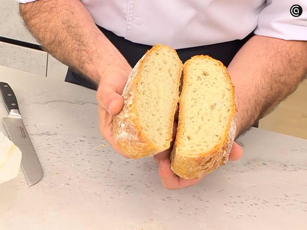Enfría, corta y sirve el pan de patata