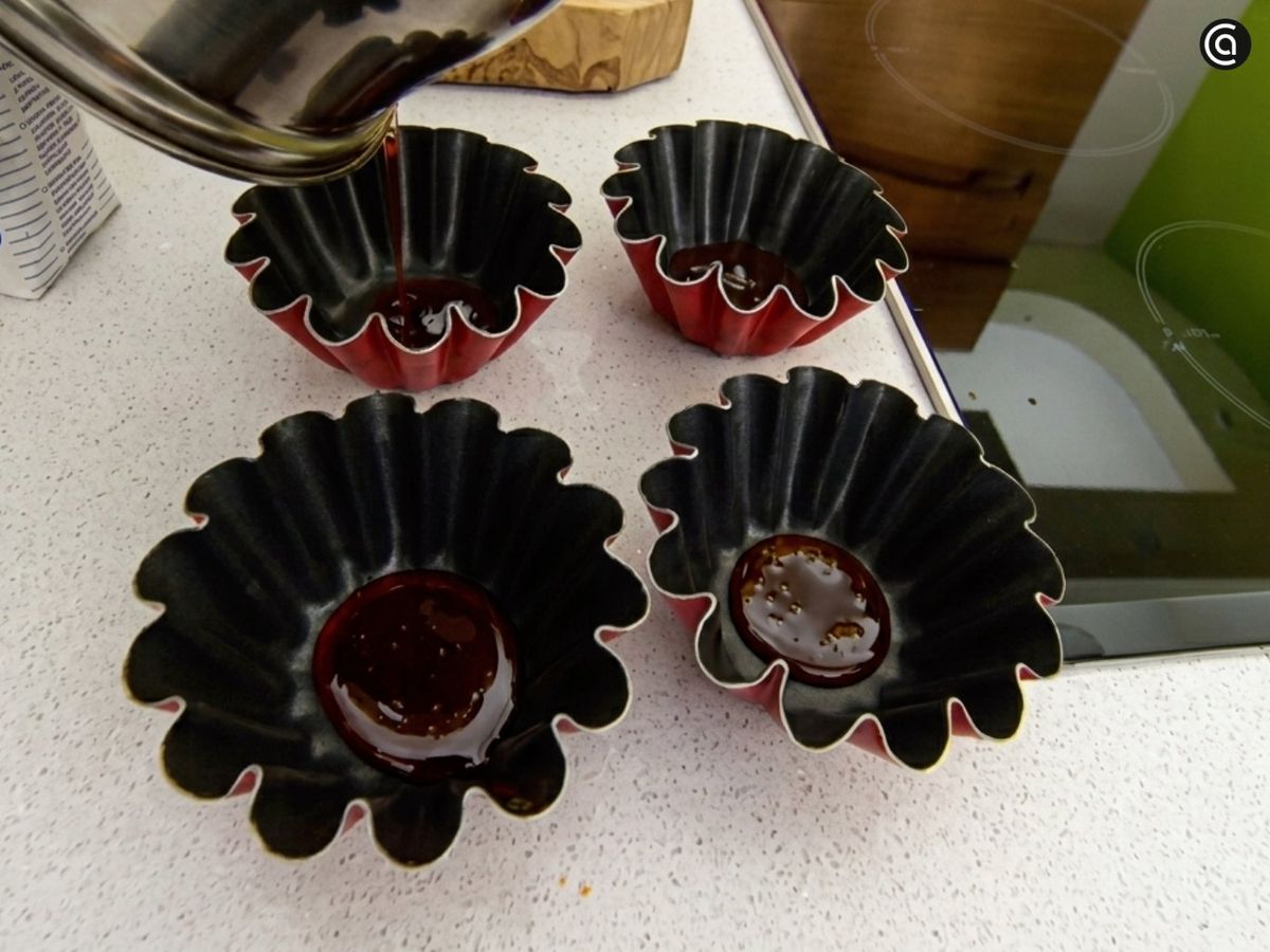 Haz el caramelo y repártelo en los moldes