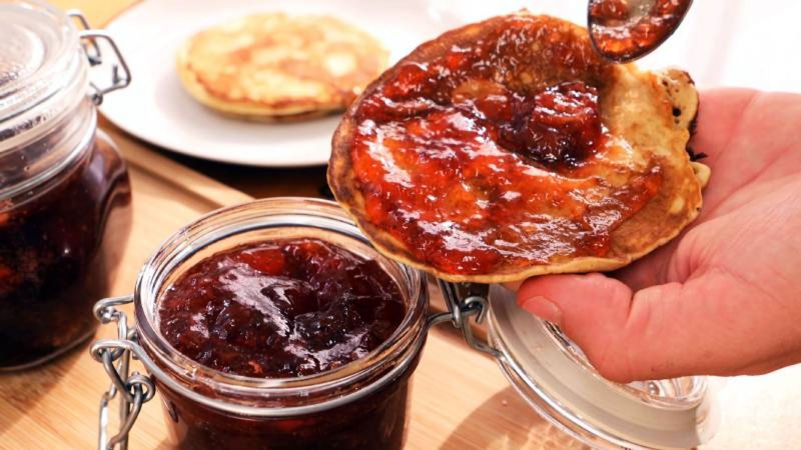Sírvela en tus tortitas o en una rebanada de pan con mantequilla Mermelada de fresa Paso 6