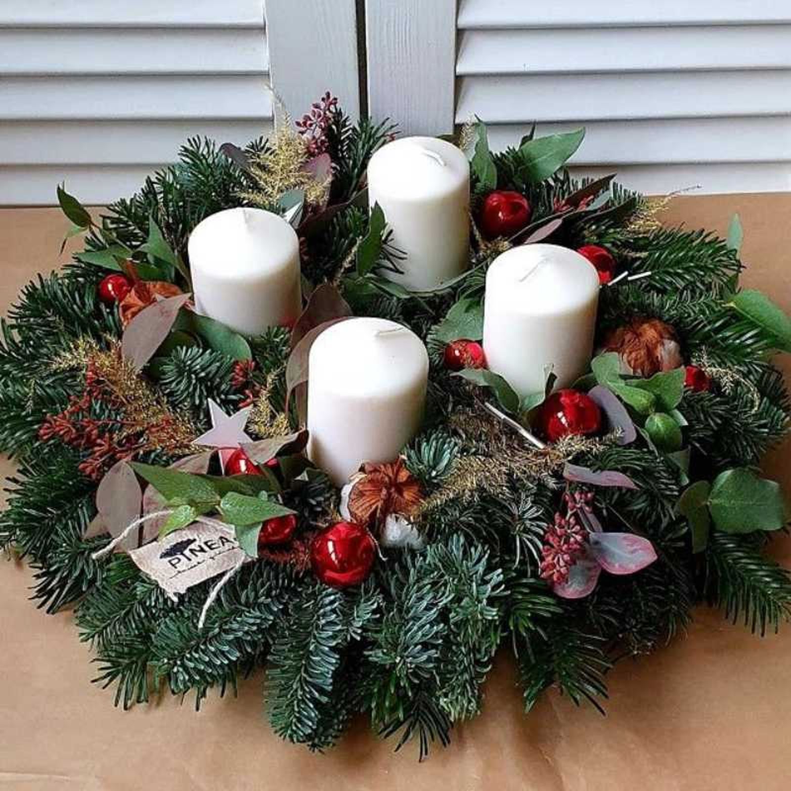 Corona de Navidad con velas en la ventana. Corona de Navidad con velas en la ventana.