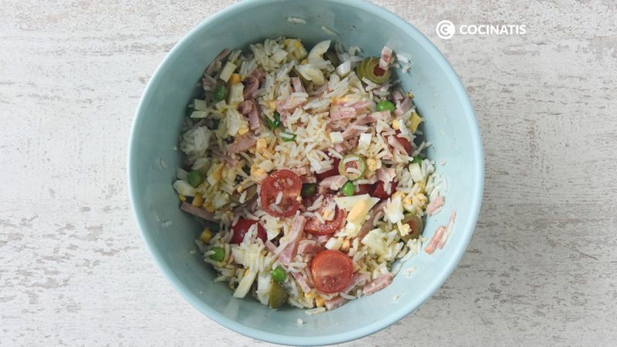 Aliñamos la ensalada de arroz