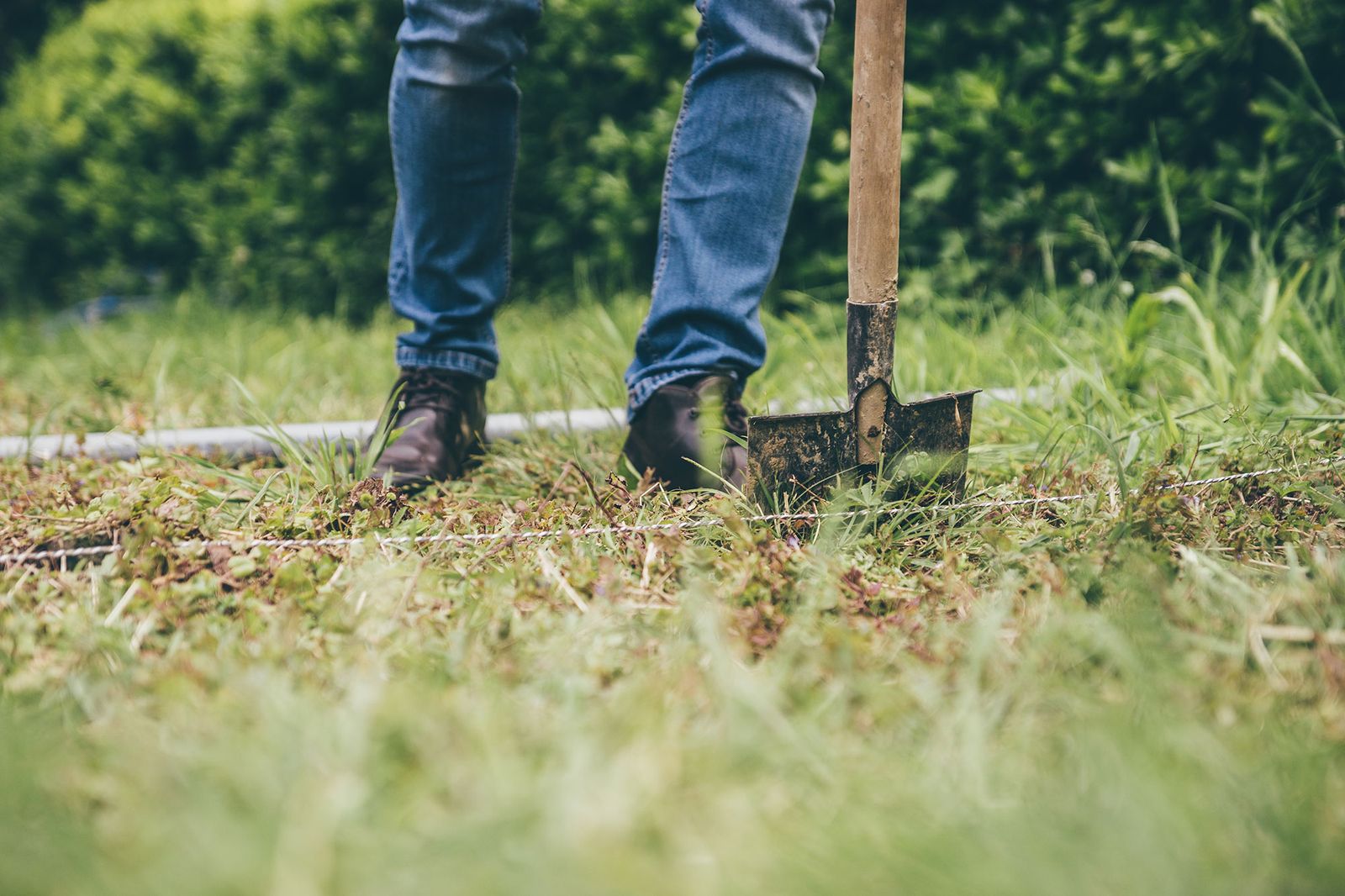Cómo instalar un desagüe y una arqueta en el jardín paso 1