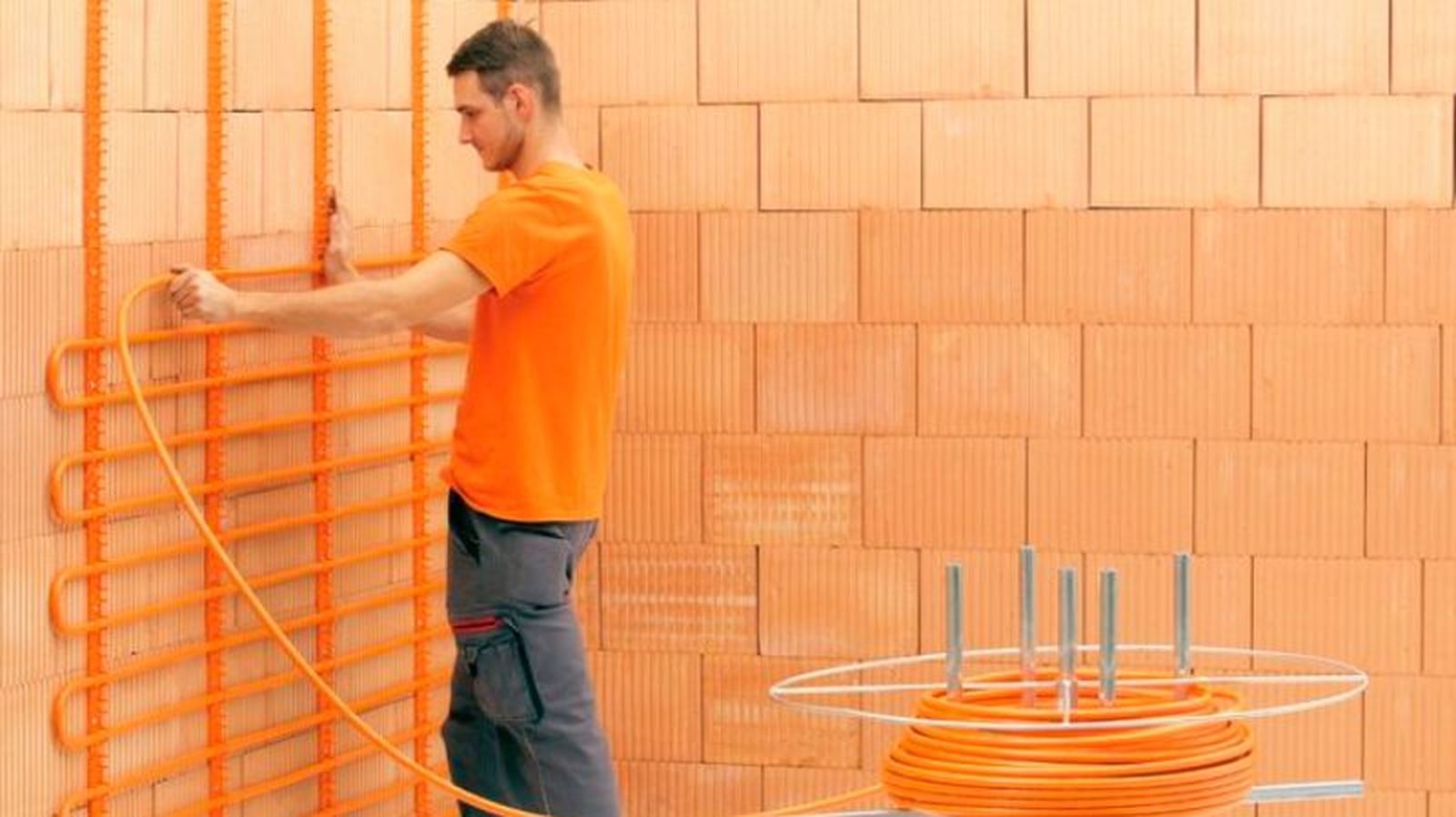 Persona colocando una pared radiante