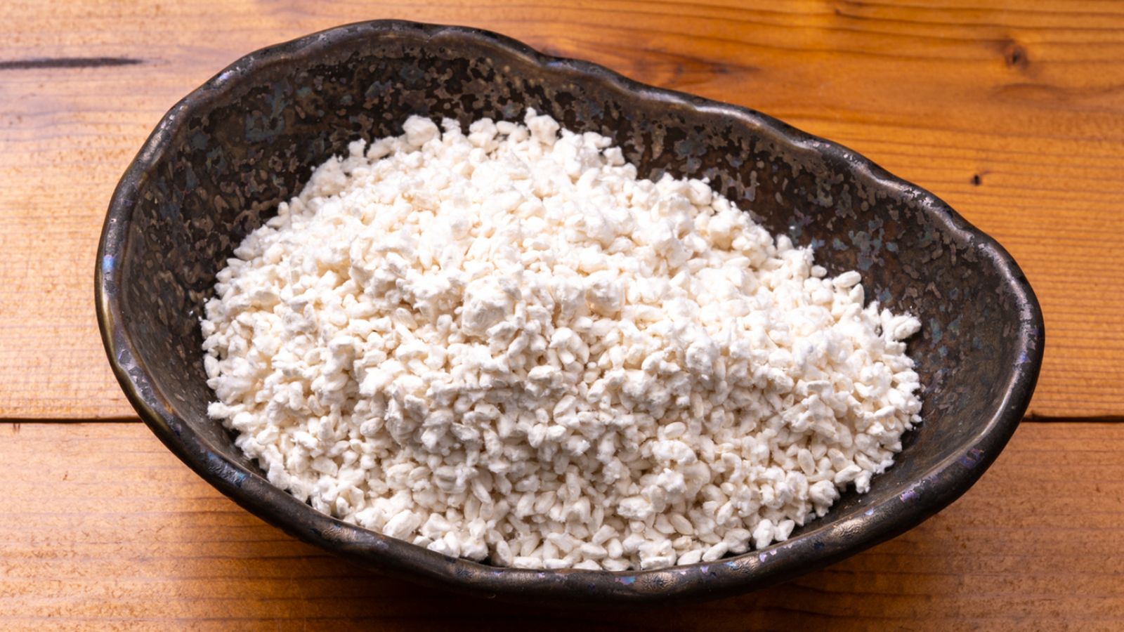 Arroz koji seco, la base del polvo fermentado que se usa para madurar carne en casa.