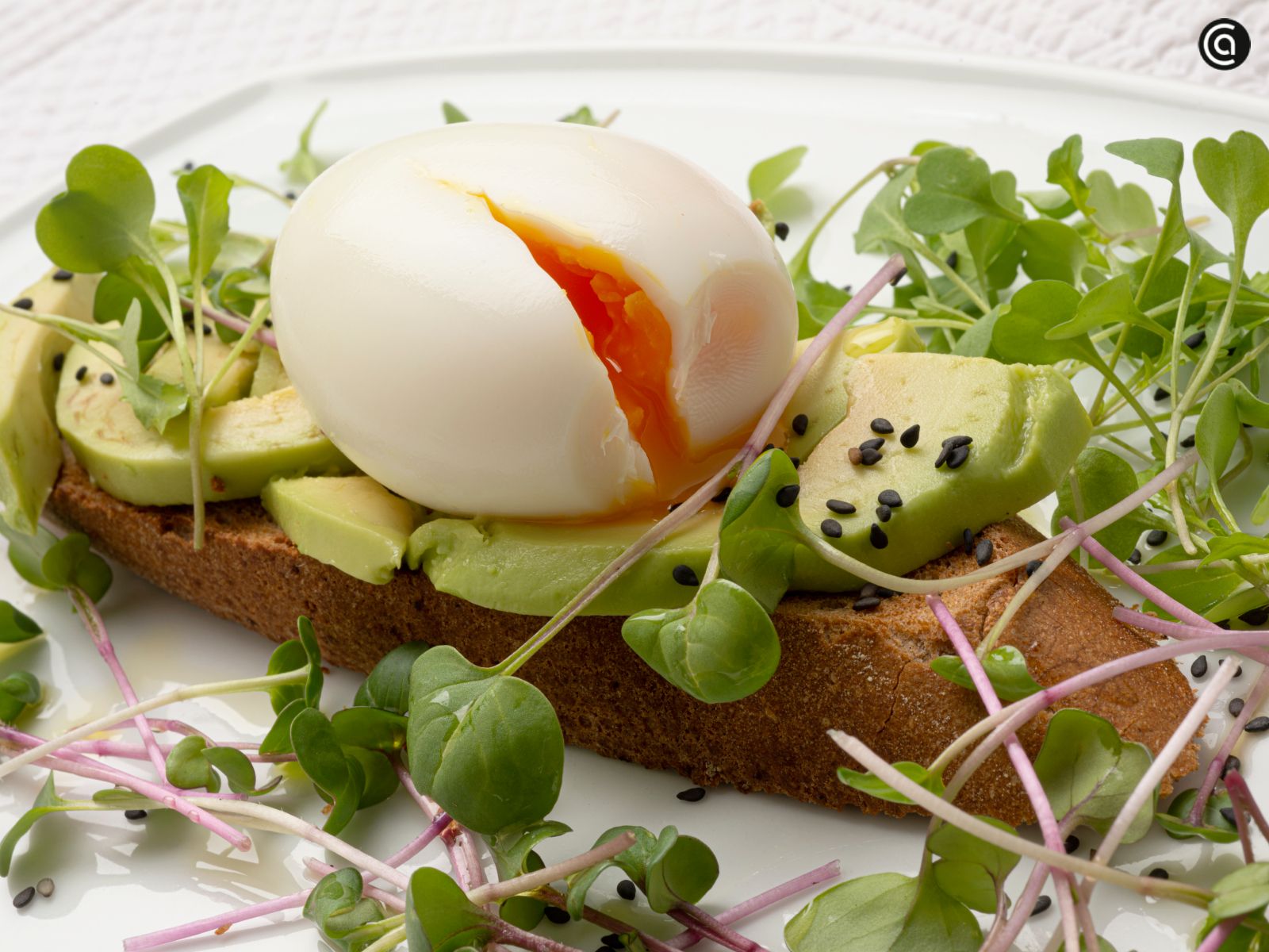 Huevo mollet con aguacate: rico, saludable y facilísimo