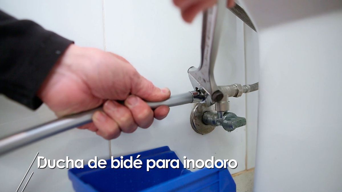 Cómo instalar una ducha de bidé para inodoro paso 4