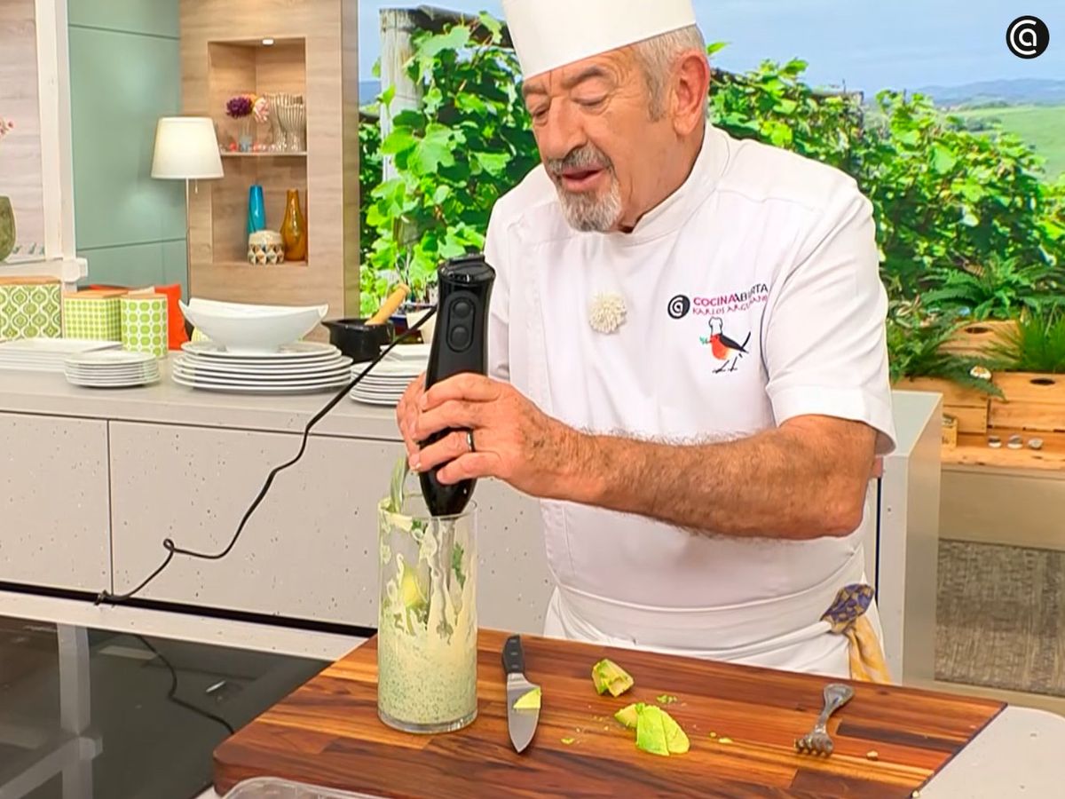 Haz la mayonesa e incorpora cilantro y aguacate