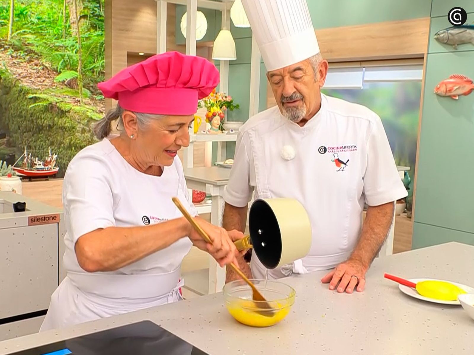 Haz la gelatina de mango integrando el puré con la gelatina ya disuelta